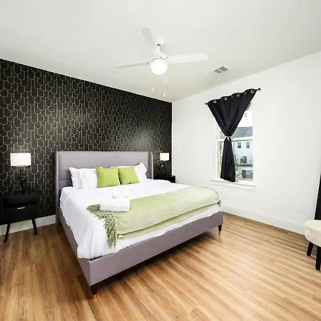 Sleek Stylish Apartment In Prime Location